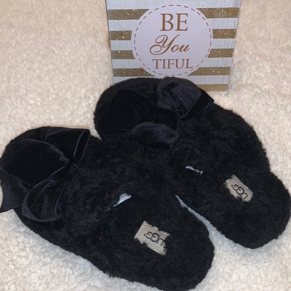 UGG Shoes - UGG🦘Fuzzy Black🖤SLIPPERS/SLIDES Houseshoes EUC with Bows Size 5 Women’s💕